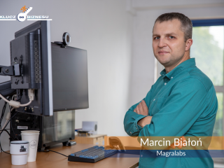 Marcin Białoń, w lokalu wynajmowanym w ramach miejskiego programu "Klucz do biznesu" prowadzi biuro firmy Magralabs, specjalizującej się w tworzeniu oprogramowania komputerowego.